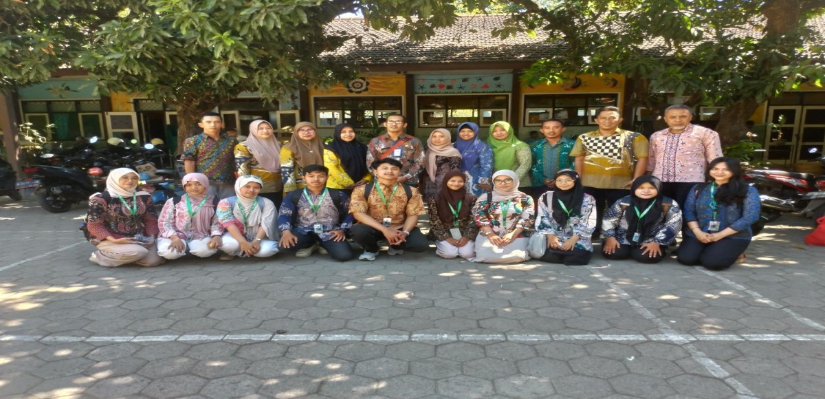 PEMBUATAN BARCODE ABSENSI SISWA OLEH MAHASISWA KKN KOLABORATIF 2025