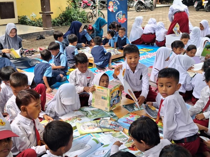 KEGIATAN PERPUSTAKAAN KELILING KE SEKOLAH