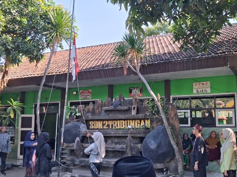 Anggun dan Berani: Semangat Kartini Muda Membara di SDN 2 Tribungan